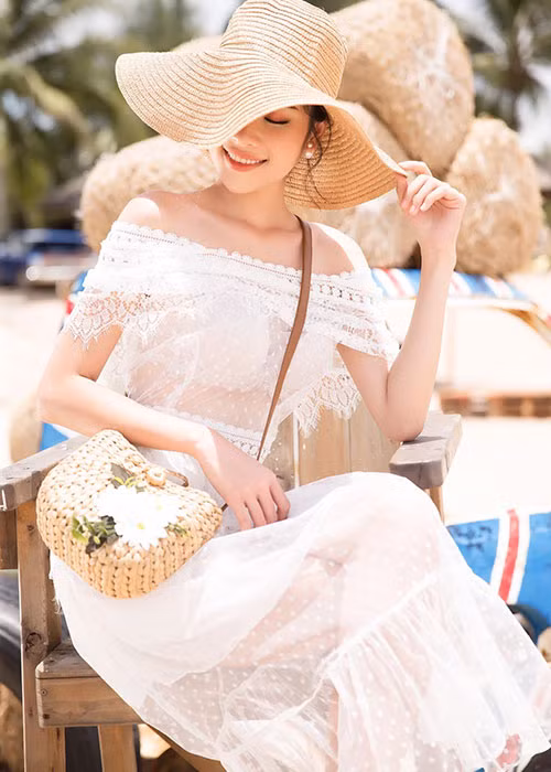 Lệ Nam và Nam Em được cho là bất hòa. Theo lời Lệ Nam, sau khi hai chị em xích mích, Nam Em nói với mọi người cô từ mặt chị gái.