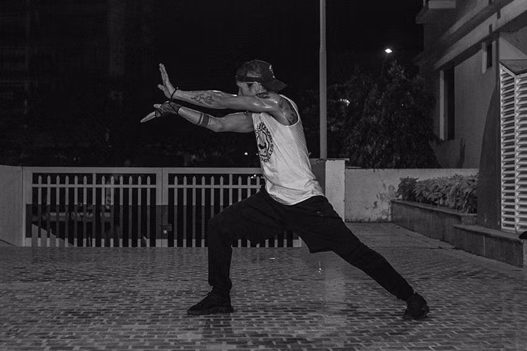 Đi kèm hình ảnh, nam rocker để lại dòng chú thích: "Stay focus" (Tạm dịch: Tập trung và dòng hashtag: "dowhatyoulove" (Tạm dịch: Làm điều bạn yêu thích).