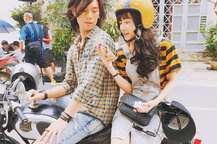 Thân thiết ngoài đời, cả hai vướng nghi vấn phim giả tình thật. Ảnh: Dân Việt