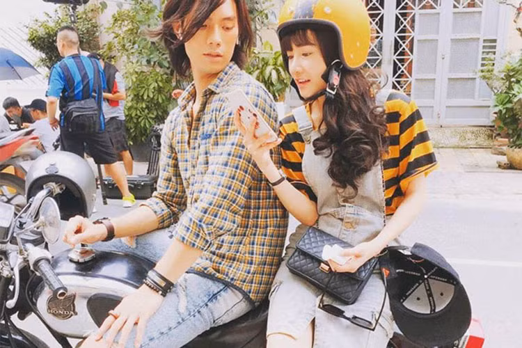 Thân thiết ngoài đời, cả hai vướng nghi vấn phim giả tình thật. Ảnh: Dân Việt