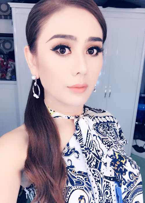 Lâm Khánh Chi ngày càng trẻ sau khi lấy chồng.