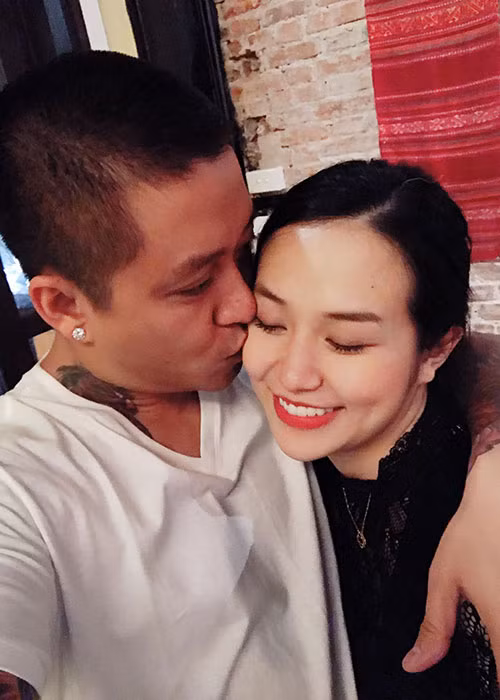 Tuấn Hưng về chung một nhà với Hương Baby vào tháng 4/2014 sau một thời gian tìm hiểu.