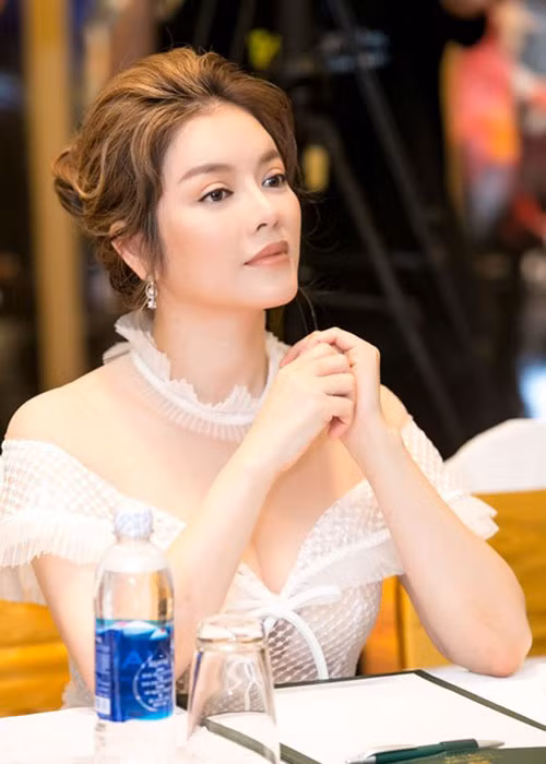 Xuất hiện tại sự kiện, nữ diễn viên phim "Mùa hè lạnh" lựa chọn mặc váy xuyên thấu bó sát để lộ nội y. Ảnh: VOV