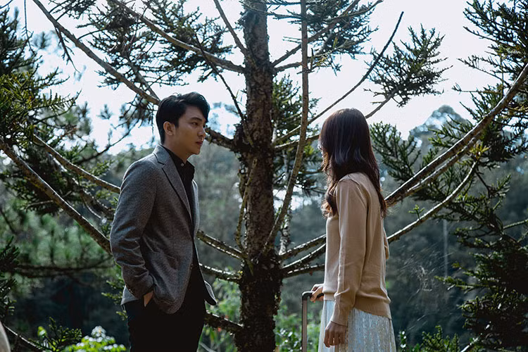 Ngoài Jun Phạm, Khả Ngân, Gin Tuấn Kiệt và Lê Tam Triều Dâng, bộ phim "100 ngày bên em" còn có sự tham gia diễn xuất của B Trần.