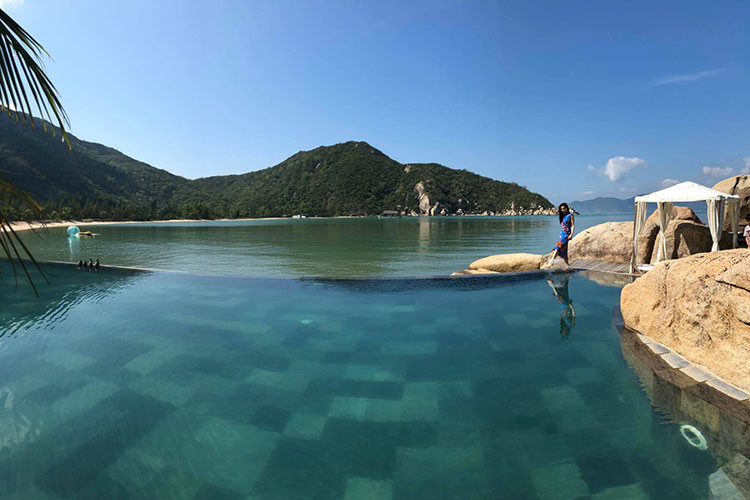 Hồ Ngọc Hà chia sẻ: “Sáng nay của bé Hà. Lòng phẳng và không một chút gợn như hồ và biển... Để có được thì đã trải qua quá nhiều giông tố cuộc đời”.