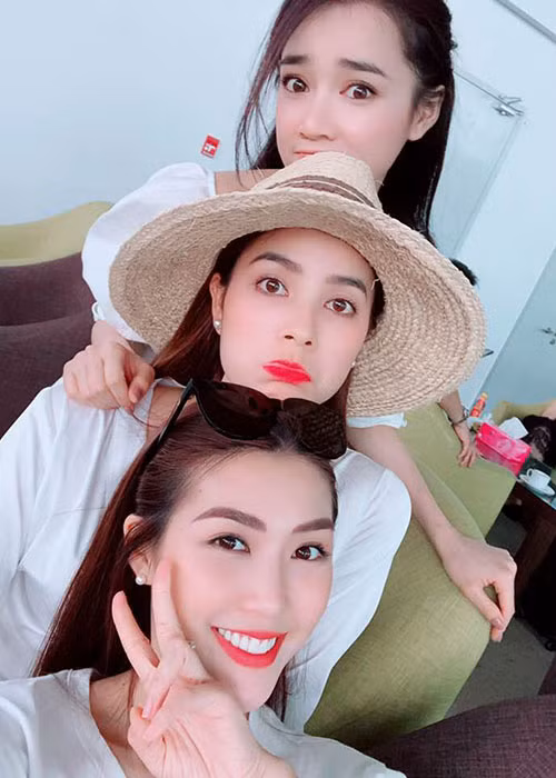 Nhã Phương, Phạm Hương và Tường Linh thân thiết bên nhau.