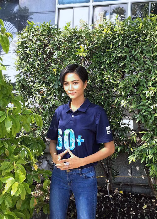 Hình ảnh H'hen Niê tham gia chương trình Giờ Trái đất. Ảnh: FBNV