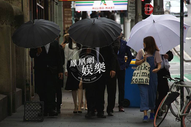 Đổng Tuyền (áo trắng) hiện có mặt ở Sydney khi ông xã Cao Vân Tường bị bắt vì cáo buộc tấn công tình dục một phụ nữ. Ảnh: Ifeng