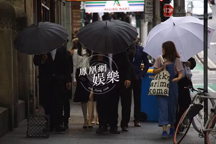 Đổng Tuyền (áo trắng) hiện có mặt ở Sydney khi ông xã Cao Vân Tường bị bắt vì cáo buộc tấn công tình dục một phụ nữ. Ảnh: Ifeng