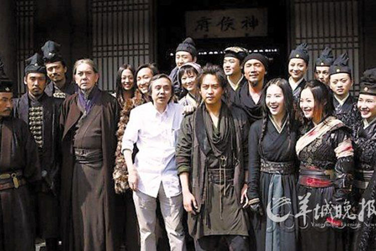 Hình ảnh đạo diễn Trần Gia Thượng bên đoàn làm phim "Tứ đại danh bổ". Ảnh: Ifeng