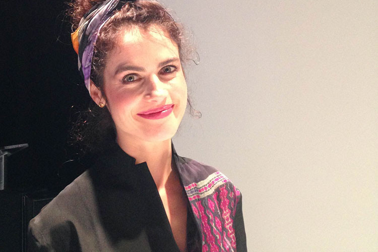 Hình ảnh tình mới tin đồn của Brad Pitt xinh đẹp ở đời thường. Ảnh: Slowfactory