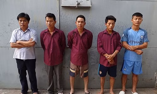 Từ trái qua: Thông, Tuấn, Trực, Ánh và Ngọc. (Ảnh: CA cung cấp)