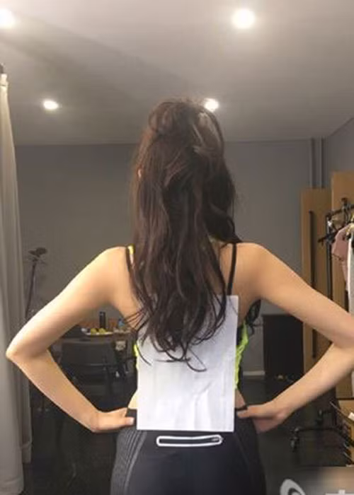 Trương Thiên Ái từng gây chú ý khi khoe vòng eo bằng khổ giấy A4.