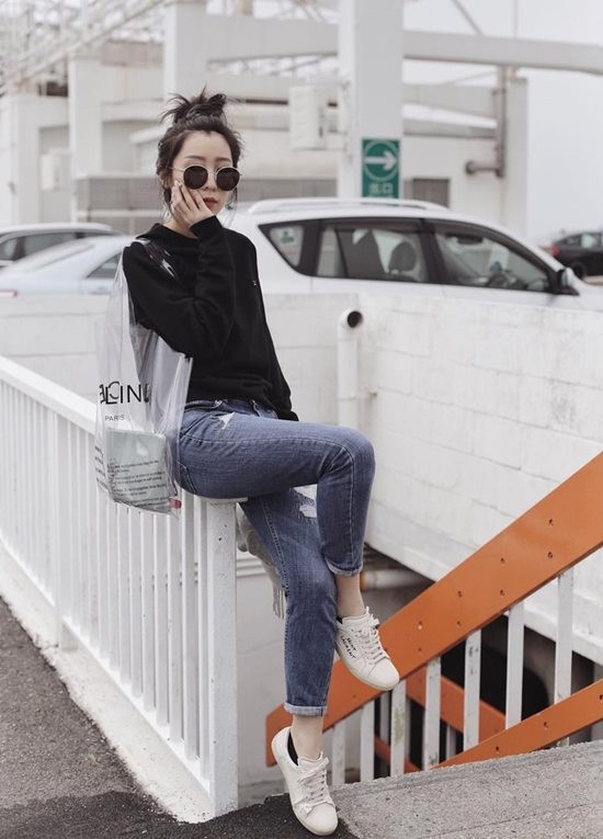 Đừng vội cười nếu bạn thấy chiếc túi bóng nhựa kia giống túi đựng trà xữa của hội chị em mỗi chiều. Nó chính xác là một món đồ thời trang của Celine. Giá cho một chiếc túi nhựa riêng rẽ là 590USD khoảng 13 triệu đồng nhưng hãng còn bán nó theo dạng combo đi kèm với một chiếc clutch da bò và một ví đựng với giá 985USD khoảng 22,3 triệu đồng.