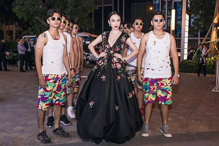 Ngoài những bộ cánh hở bạo, “bà mẹ nhí” còn gây chú ý khi ngồi xích lô dự sự kiện, cưỡi ngựa trên thảm đỏ hay xuất hiện bên dàn vệ sĩ. Ảnh: Hoahoctro