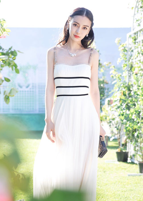 Xinh đẹp, sanh chảnh, nữ người mẫu sinh năm 1989 đắt show làm đại diện thương hiệu, xuất hiện trên bìa các tạp chí danh tiếng. Ảnh: Sohu