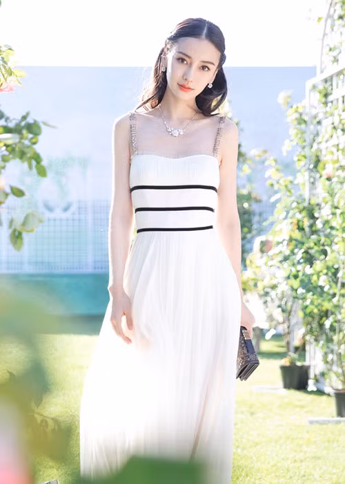 Xinh đẹp, sanh chảnh, nữ người mẫu sinh năm 1989 đắt show làm đại diện thương hiệu, xuất hiện trên bìa các tạp chí danh tiếng. Ảnh: Sohu