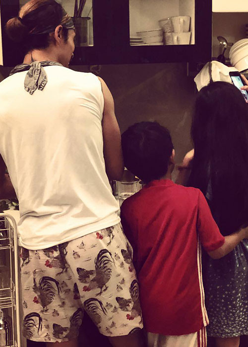 Thùy Trang đăng tải hình ảnh Phạm Anh Khoa vào bếp.