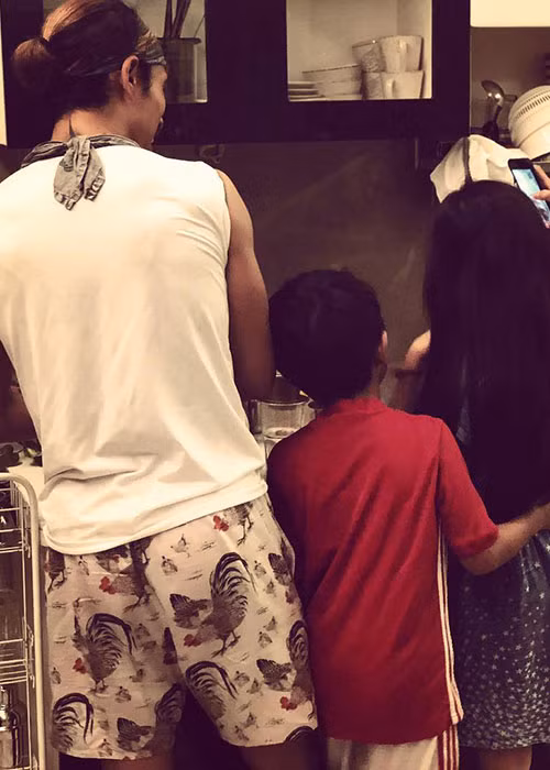 Thùy Trang đăng tải hình ảnh Phạm Anh Khoa vào bếp.