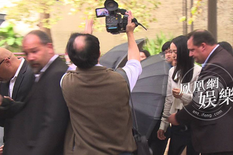 Đổng Tuyền trông buồn bã khi đến dự phiên tòa xét xử chồng vào ngày 10/4. Ảnh: Ifeng