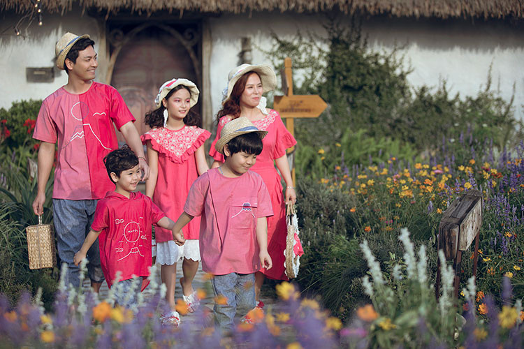 Ở lần quay trở lại này, cả 5 thành viên gia đình Phan Anh xuất hiện rạng rỡ trong trang phục tông hồng.