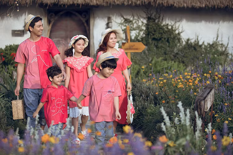 Ở lần quay trở lại này, cả 5 thành viên gia đình Phan Anh xuất hiện rạng rỡ trong trang phục tông hồng.