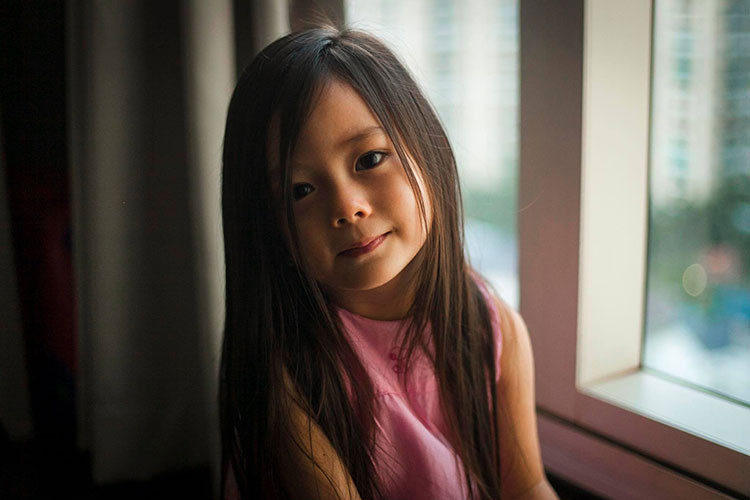 Hình ảnh bé Sol diện lại chiếc váy hồi nhỏ của Đoan Trang.