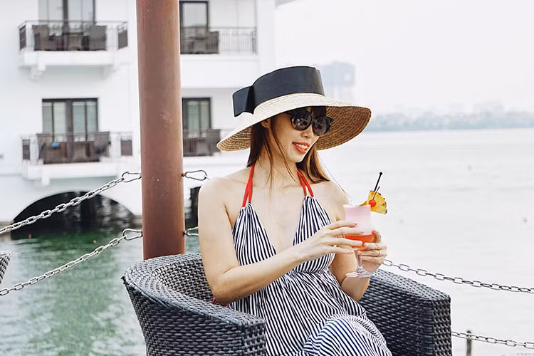 Ở những tháng cuối thai kỳ, Hà Anh vẫn rạng rỡ.