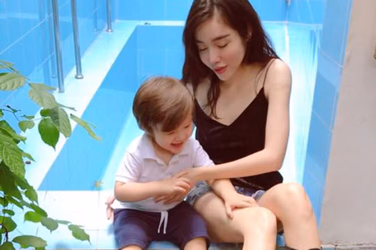 Elly Trần dạy tiếng Anh cho con trai.