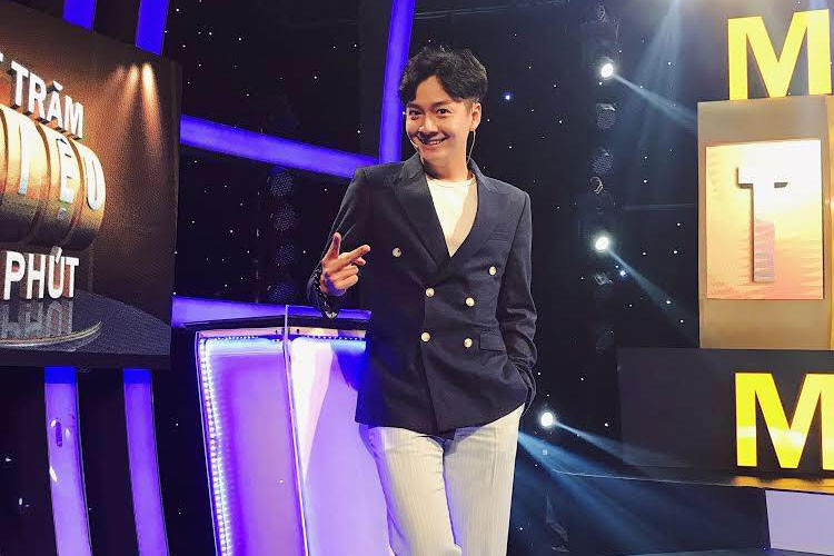 Sao Việt Ngô Kiến Huy tâm sự: “Đôi lúc, cuộc đời để chúng ta ngập chìm trong rắc rối, nhưng không phải là để chúng ta chết chìm mà là để chúng ta học cách bơi”.