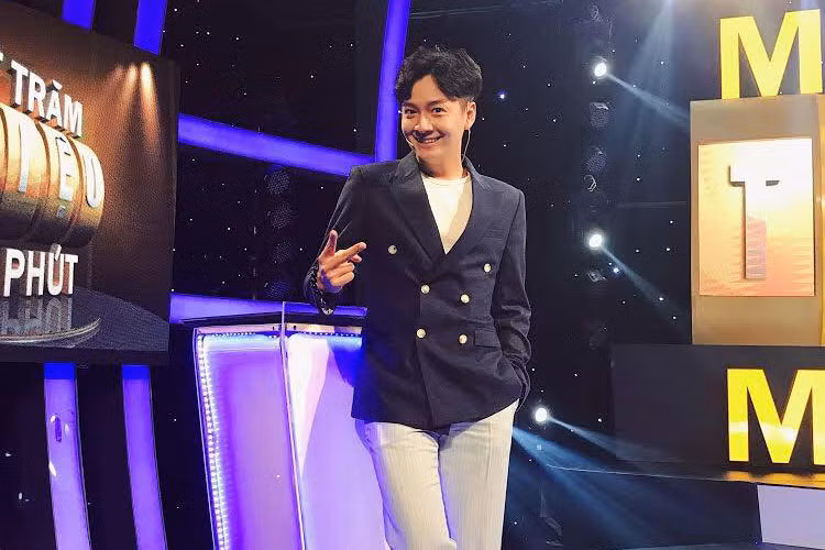 Sao Việt Ngô Kiến Huy tâm sự: “Đôi lúc, cuộc đời để chúng ta ngập chìm trong rắc rối, nhưng không phải là để chúng ta chết chìm mà là để chúng ta học cách bơi”.