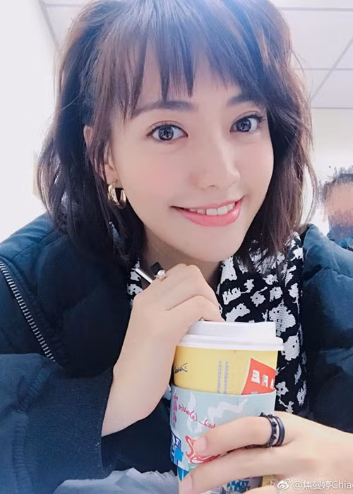 Con gái của Tiêu Ân Tuấn sở hữu gương mặt xinh đẹp với đôi mắt to tròn, sống mũi cao. Ảnh: Weibo