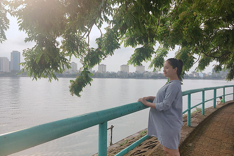 Diễn viên Lan Phương ngắm Hà Nội sau cơn mưa.