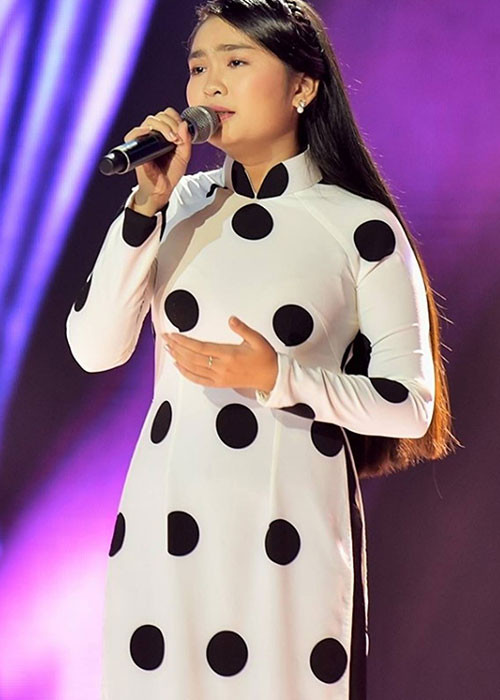 Sau đăng quang, Thiện Nhân được ca sĩ Cẩm Ly hướng dẫn một cách bài bản trong việc theo đuổi ca hát. Ảnh: FBNV