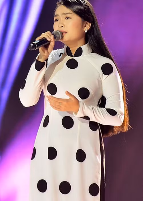 Sau đăng quang, Thiện Nhân được ca sĩ Cẩm Ly hướng dẫn một cách bài bản trong việc theo đuổi ca hát. Ảnh: FBNV