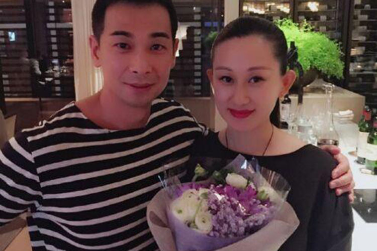 Kết hôn 12 năm, có 3 người con, vợ chồng Triệu Văn Trác vẫn mặn nồng như hồi mới yêu.