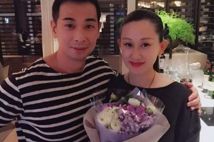 Kết hôn 12 năm, có 3 người con, vợ chồng Triệu Văn Trác vẫn mặn nồng như hồi mới yêu.