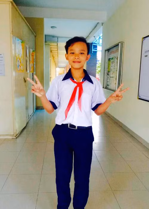 Hồ Văn Cường hiện tại đã 15 tuổi, chăm chỉ học hành tại một trường học tại Sài Gòn.