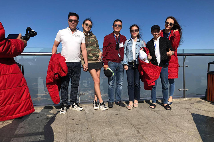 Cặp đôi tươi rói bên nhau khi chụp ảnh cùng bạn bè trong chuyến đi phượt bằng siêu xe. Ảnh: FBNV