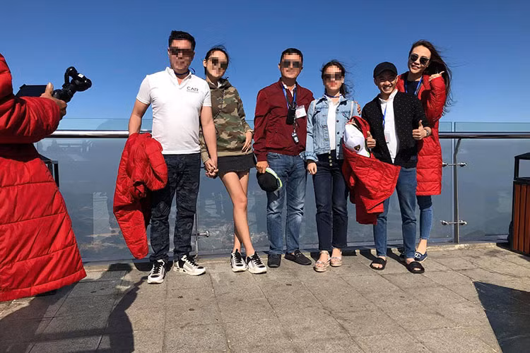 Cặp đôi tươi rói bên nhau khi chụp ảnh cùng bạn bè trong chuyến đi phượt bằng siêu xe. Ảnh: FBNV