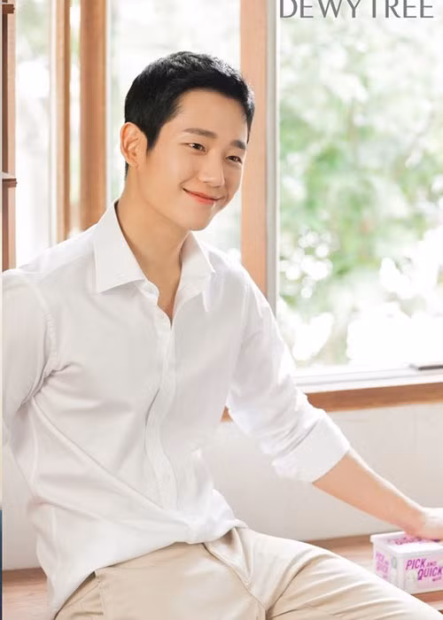Jung Hae In sinh năm 1988, bắt đầu đóng phim vào năm 2013 sau khi hoàn thành nghĩa vụ quân sự. Ảnh: Dispatch