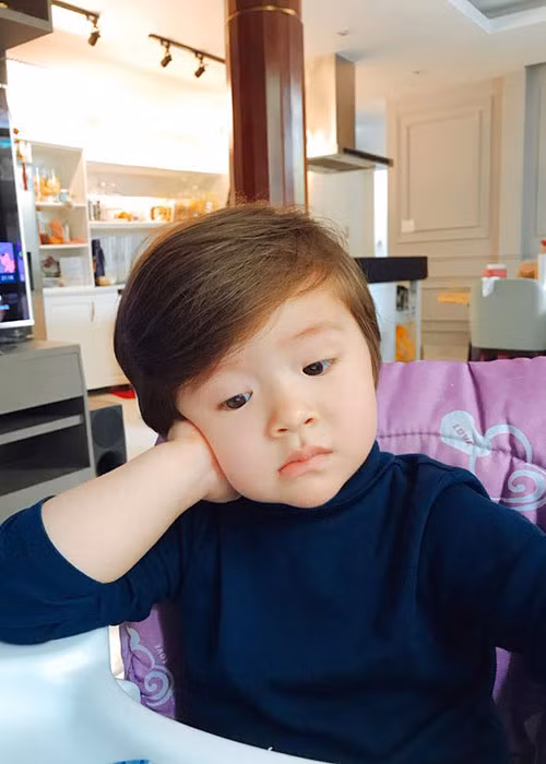 Sở hữu vẻ ngoài lai Tây, bé Túc Mạch càng lớn càng kháu khỉnh.