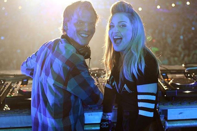 Không chỉ fans, sao Hollywood cũng tiếc thương DJ Avicii qua đời. Madonna viết: “Thật đau lòng. Vĩnh biệt Tim yêu dấu”.