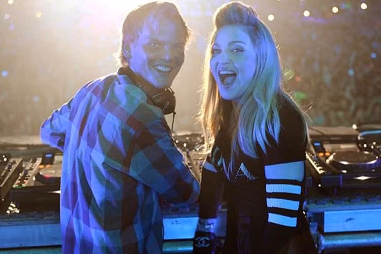 Không chỉ fans, sao Hollywood cũng tiếc thương DJ Avicii qua đời. Madonna viết: “Thật đau lòng. Vĩnh biệt Tim yêu dấu”.
