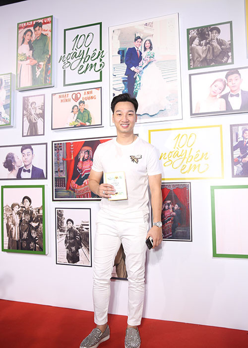 MC Thành Trung lẻ bóng tại sự kiện.