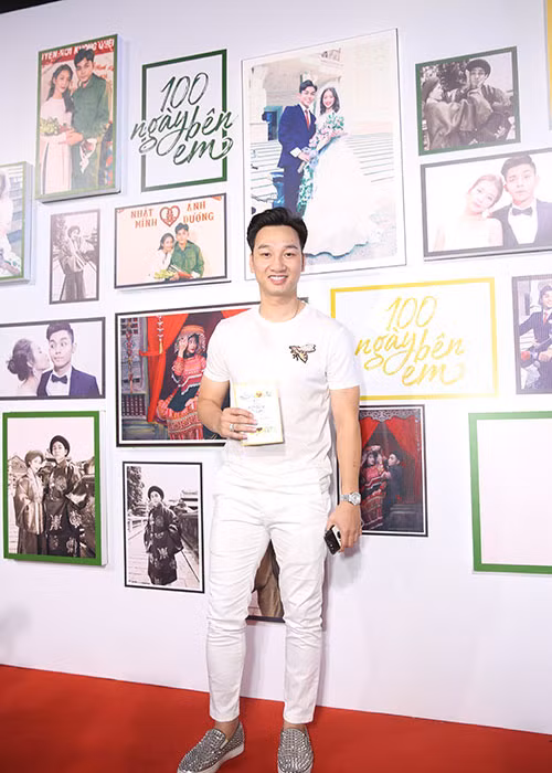 MC Thành Trung lẻ bóng tại sự kiện.