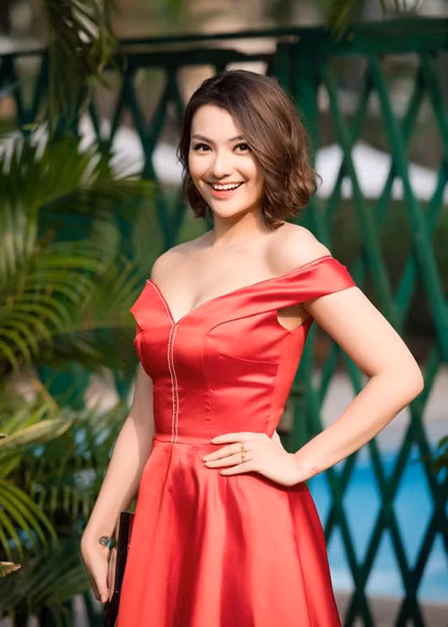 Sau khi sinh con gái đầu lòng vào năm 2016, chân dài gốc Hà thành ngày càng quyến rũ.