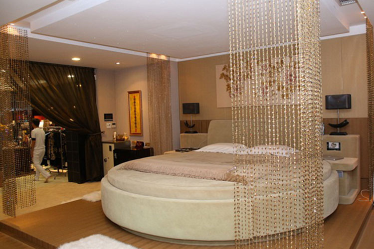 Khi xây lại biệt thự, Đàm Vĩnh Hưng tuyên bố: “Vào nhà tôi, nếu ai chê chỗ nào, tôi đập ngay chỗ đó”. Ảnh: Vietnamnet