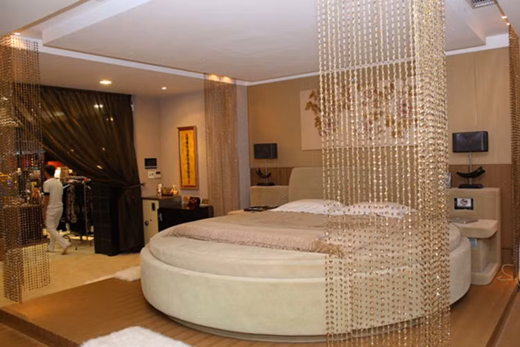 Khi xây lại biệt thự, Đàm Vĩnh Hưng tuyên bố: “Vào nhà tôi, nếu ai chê chỗ nào, tôi đập ngay chỗ đó”. Ảnh: Vietnamnet