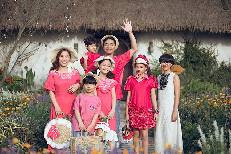 Sự xuất hiện của gia đình MC Phan Anh gây chú ý với khán giả của Tuần lễ thời trang trẻ em Việt Nam.